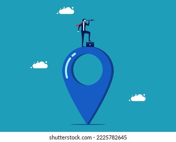 Encuentra un lugar. Empresario mirando un mapa con binoculares