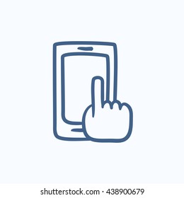 Dedo que apunta al icono de esbozo del vector del teléfono inteligente aislado en segundo plano. Dedo dibujado a mano apuntando al icono del teléfono inteligente. Dedo señalando el icono de esbozo de un teléfono inteligente para infografía, sitio web o aplicación.