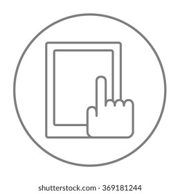 Dedo apuntando al icono de la línea del tablet.