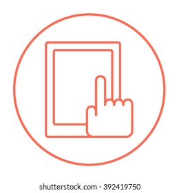 Dedo apuntando al icono de la línea del tablet.