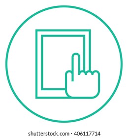 Dedo apuntando al icono de la línea del tablet.