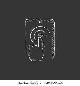 Finger berührende digitale Tablette. In Kreide gezeichnet Symbol.