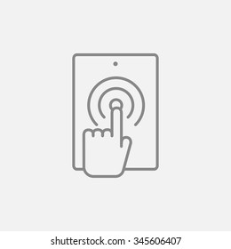 Icono de la línea de tableta digital que toca dedo para web, móvil e infografía. Icono vector de gris oscuro aislado en fondo gris claro.