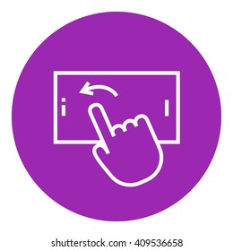 El dedo tocando el icono de la línea del smartphone.