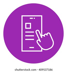 El dedo tocando el icono de la línea del smartphone.