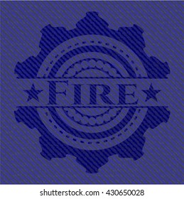 Emblema de fuego con textura de denim