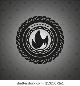 icono de fuego dentro de la insignia negra. 