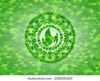 icono de fuego dentro del emblema verde con fondo de mosaico triangular. 