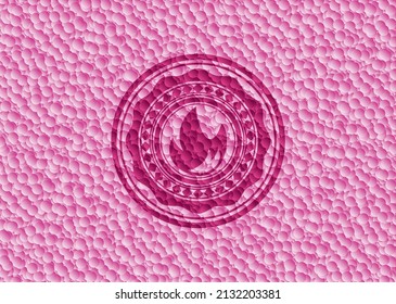 icono de fuego dentro del emblema rosa con fondo de burbujas. Vintage. Ilustración vectorial. Detallado. 