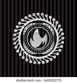 ícono de fuego dentro de una insignia silenciosamente brillante