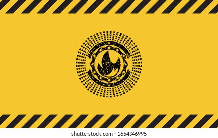 icono de fuego en el interior del signo de advertencia, emblema negro grunge. Ilustración vectorial. Detallado.