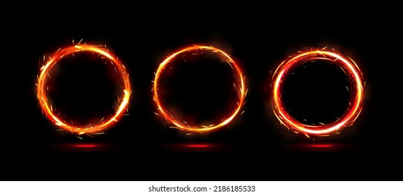 Anillos de fuego, ardiendo marcos de círculo con resplandor y chispas aisladas en fondo negro. Conjunto vectorial realista de trazos redondos de llama naranja y roja, resplandor circular abstracto