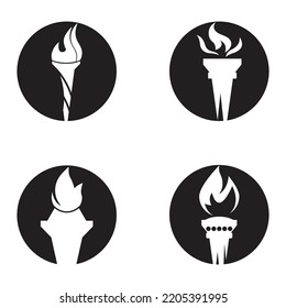 Antorcha de fuego con íconos planos encendidos. Colección de flaming de símbolo, ilustración