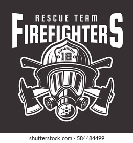 Emblema vectorial de los bomberos, etiqueta o camiseta impresa con cabeza de bombero en casco y dos ejes cruzados aislados en fondo oscuro