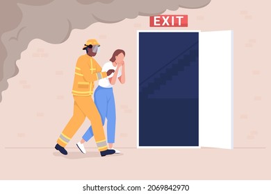 Ilustración vectorial de color plano de la operación de extinción de incendios. Rescate de una residente atrapada. Salida de emergencia. Bombero ayudando a la mujer con la evacuación personajes de dibujos animados 2D con humo en segundo plano