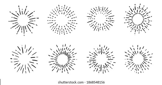 Juego de iconos dibujados a mano de fuegos artificiales. Imágenes de rayos solares. Vector.	