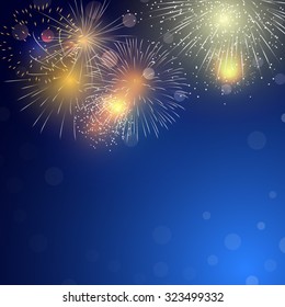 Fuegos artificiales sobre el fondo del crepúsculo