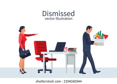 Empleado en despido. Un hombre triste con una caja en las manos deja trabajo. La jefa de negocios señala a un empresario despedido. Reducción del empleo, desempleo, crisis laboral. Diseño plano de ilustración vectorial.