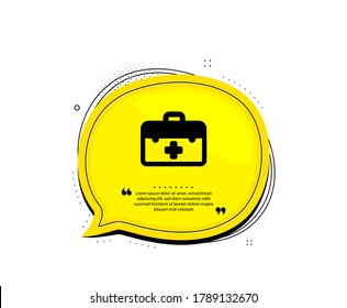 Icono de primeros auxilios. Burbuja del discurso de citas. Signo del kit médico. Símbolo de medicación para farmacia. Marcas de citado. Icono clásico de primeros auxilios. Vector