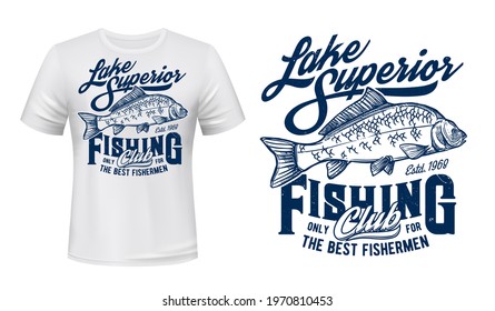 Modelación de la impresión vectorial de camisetas del club de pesca. Carpa de espejo, ilustración grabada de captura angustiada y tipografía retro. Plantilla de diseño de la impresión de prendas de pesca o de engorde con peces de agua dulce de río o lago