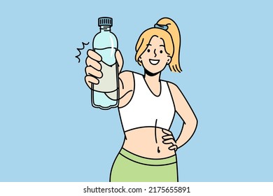 Una mujer joven en ropa deportiva recomienda beber agua. La atleta de tonificación sonriente sigue un estilo de vida saludable. El deporte y el concepto de dieta. Ilustración vectorial. 