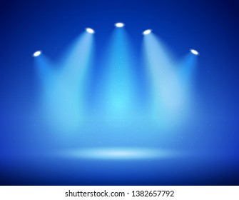 Cinco holofotes azuis no palco para o seu design. Luz colorida. Ilustração vetorial.