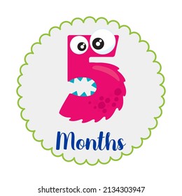 Cinco meses de edad - tarjeta de bebé hito. Diseño lindo con una pequeña ilustración de monstruo rosa.