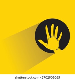 Icono de signo de mano de cinco números con fondo amarillo de sombra