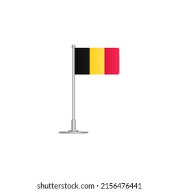 Belgiumflagge. Flaggenbelgium auf Flagpol. Vektorsymbol einzeln auf weißem Hintergrund