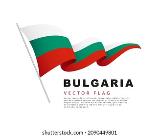 La bandera de Bulgaria cuelga de un asta de bandera y flautas en el viento. Ilustración vectorial aislada en fondo blanco. Logo colorido de la bandera búlgara.