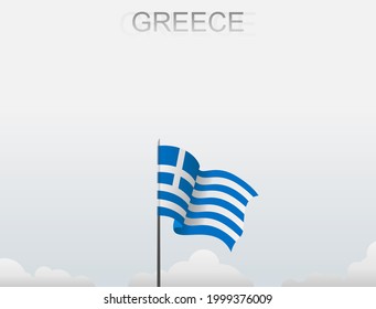 La bandera de Grecia ondea sobre un poste alto bajo un cielo blanco