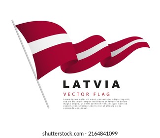 La bandera de Letonia cuelga de un asta de bandera y flautas en el viento. Ilustración vectorial aislada en fondo blanco. Colorido logo de la bandera letona.