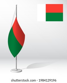Bandera de madagascar en asta para registro de evento solemne, reuniéndose con invitados extranjeros. Día de la independencia nacional de madagascar. Vector 3D realista en blanco