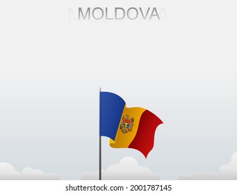 La bandera de Moldavia ondea sobre un poste alto bajo un cielo blanco