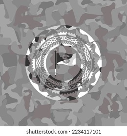 marca con símbolo de dinero dentro del icono sobre textura camuflada gris. 