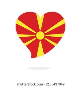 Bandera del Norte de Macedonia en forma de corazón sobre fondo blanco. Ilustración vectorial de la bandera de Macedonia del Norte