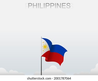 La bandera de Filipinas vuela sobre un poste que se alza bajo un cielo blanco