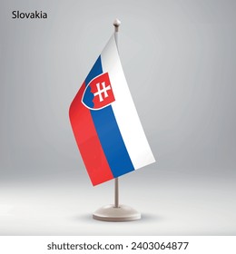 Bandera de Eslovaquia colgando en un puesto de bandera. Utilizable para la presentación en la cumbre o en la conferencia