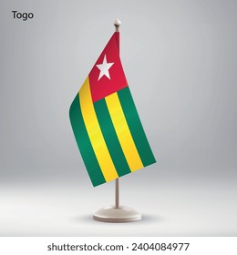 Bandera de Togo colgando en un puesto de bandera. Utilizable para la presentación en la cumbre o en la conferencia