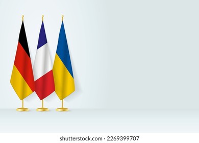 Die Flaggen Deutschlands, Frankreichs und der Ukraine stehen in Reihe an der Innenflagge.  Vektorgrafik.