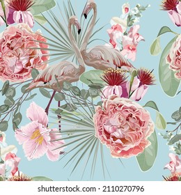 Flamingo auf blauem Hintergrund, Dschungel. Nahtloses Muster mit Flamingos, rosafarbenen Gartenblumen und fächerfarbenen Palmenblättern.  Farbiges Muster für Textilien, Cover, Packpapier, Web.