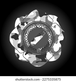 icono de la unidad flash dentro del emblema de camuflaje gris. 