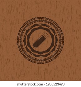 icono de la unidad flash dentro del emblema de madera de estilo retro. 