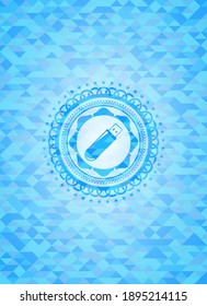 icono de la unidad flash dentro del emblema azul cielo con fondo de mosaico. 