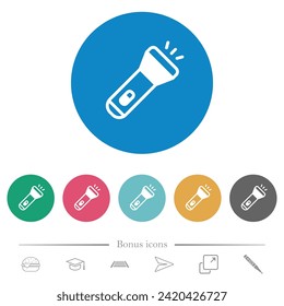 Iconos blancos planos de linterna en fondos de color redondo. 6 iconos de bonificación incluidos.