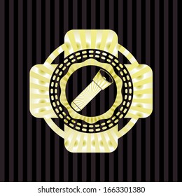 icono de linterna dentro de una insignia dorada brillante