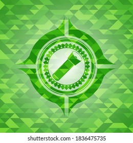 icono de linterna dentro de un emblema verde realista. Fondo mosaico. 