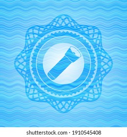 icono de la linterna dentro del fondo del emblema del agua azul cielo. 