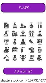 conjunto de iconos de máscara. 25 iconos de máscara rellenos. Incluye análisis de sangre, frasco, tubos de ensayo, termo, mago, químico, tubo de ensayo, frascos, tubo, ciencia, reacción química, iconos de la poción de amor