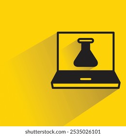 balão no ícone do laptop com sombra no fundo amarelo